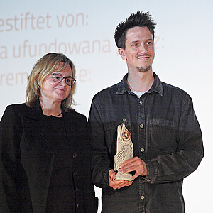 Peggy Lange (Sächsische Zeitung) & Kevin Biele (Publikumspreis Kurzfilm) ® Hannes Rönsch