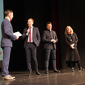 Michael Kretschmer, Minitserpräsident des Freisstaates Sachsen, Thomas Zenker, Bürgermeister der Stadt Zittau, und Festivalleiterin Ola Staszel ® Karin E. Lason
