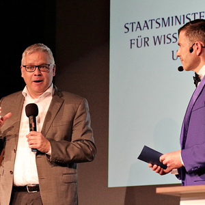 Der Staatssekretär des SMWK Sachsen übergibt den Hauptpreis des Festivals ...
