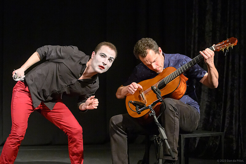 Pantomime & Gitarre mit Vojtěch Svoboda und Lukáš Sommer