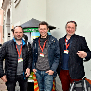 Dietmar Ratsch (Kamera), Kristof Kannegießer (Regie, Drehbuch, Kamera) und Michael Kurzwelly (Hauptdarsteller) zeigen ihren Film "Nowa Amerika". |Foto: Matthias Wehnert