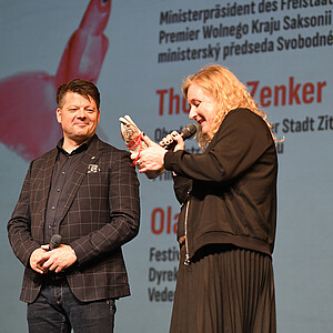Michael Kretschmer, Minitserpräsident des Freisstaates Sachsen, Thomas Zenker, Bürgermeister der Stadt Zittau, und Festivalleiterin Ola Staszel ® Matthias Weber