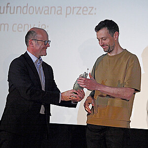 Oliver Schenk (Sächsische Staatskanzlei) & Andrei Kutsila (Bester Dokumentarfilm) ® Hannes Rönsch