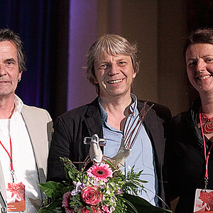 Ehrenpreisträger Andreas Dresen mit den beiden Festivalleitern Andreas Friedrich und Antje Schadow.