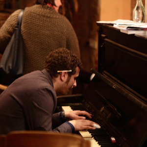 Petr Hubáček ((Jury Kurzfilm) widmet sich ganz spontan dem alten Piano ...